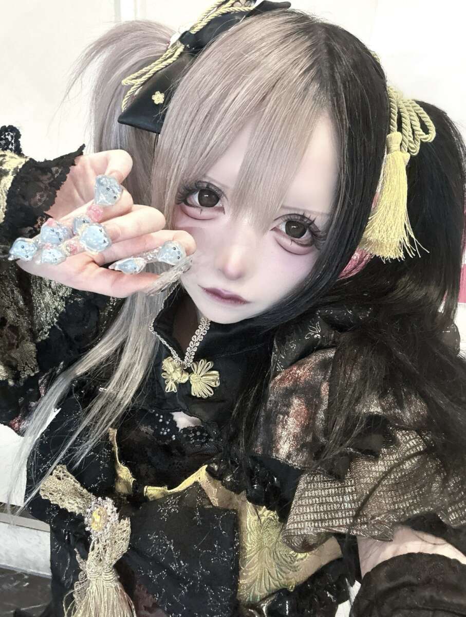琥珀トワ